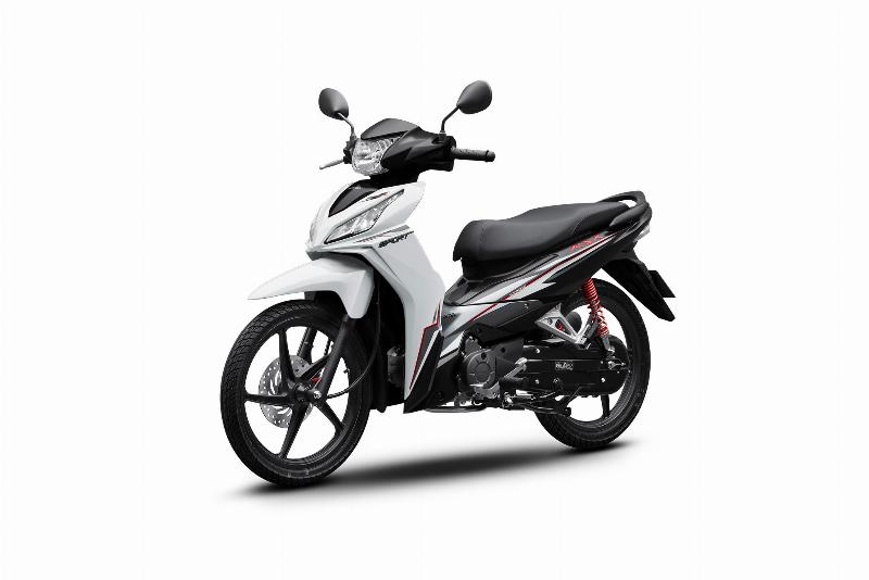 Hình ảnh minh họa một chiếc xe Honda Wave Alpha đang được đổ xăng tại cây xăng, kèm theo đồ họa đơn giản hoặc biểu tượng cho thấy mức tiêu thụ nhiên liệu thấp, nhấn mạnh yếu tố tiết kiệm xăng